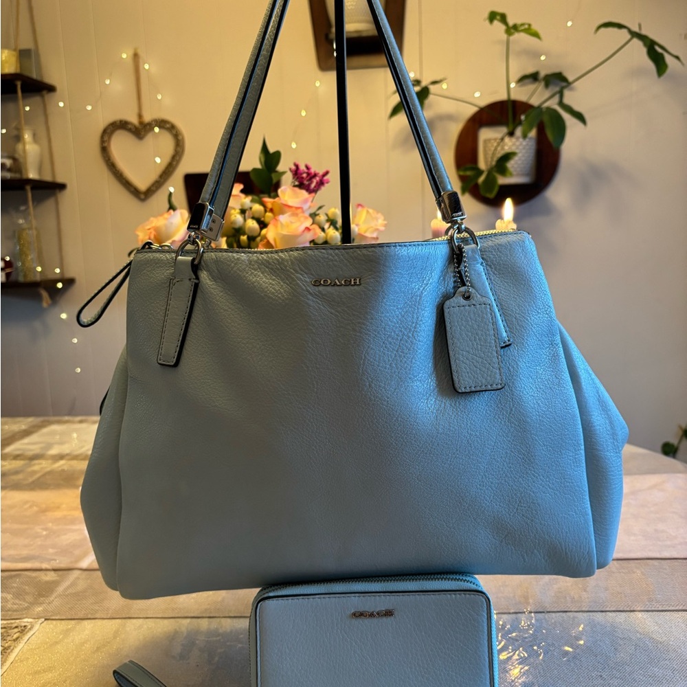 Beautiful coach kitt handbag with matching wallet